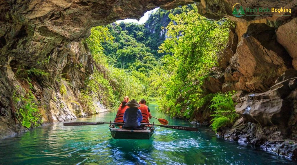Los turistas toman un barco para visitar Trang An