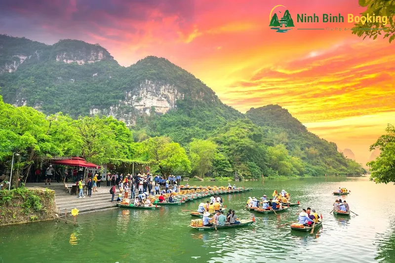 Ho&agrave;ng h&ocirc;n tr&ecirc;n bến thuyền Tam Cốc