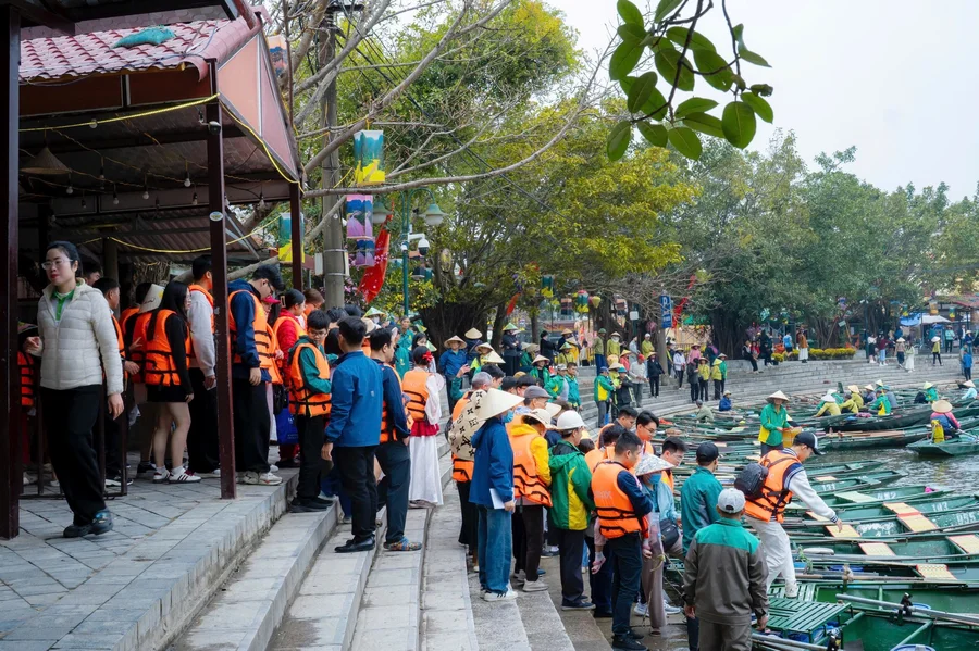 Du kh&aacute;ch xếp h&agrave;ng l&ecirc;n thuyền thăm quan Tam Cốc