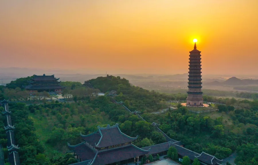 Ngắm ho&agrave;ng h&ocirc;n ở Ch&ugrave;a B&aacute;i Đ&iacute;nh