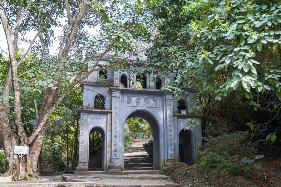 Ch&ugrave;a B&aacute;i Đ&iacute;nh cổ