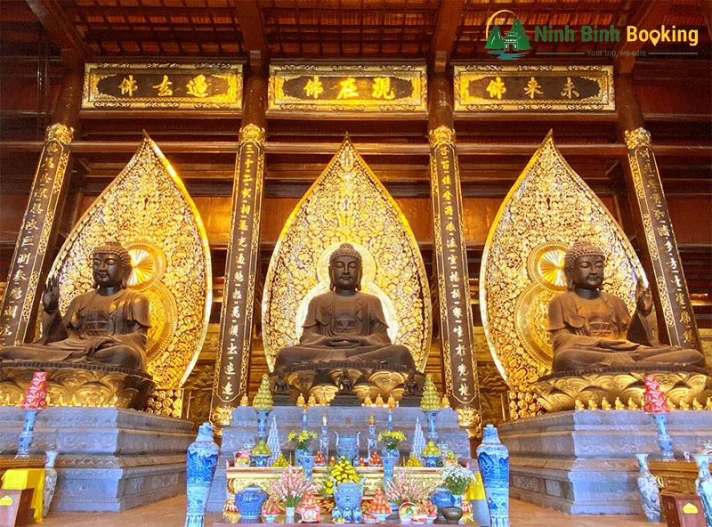 Điện Tam Thế ch&ugrave;a Tam Ch&uacute;c
