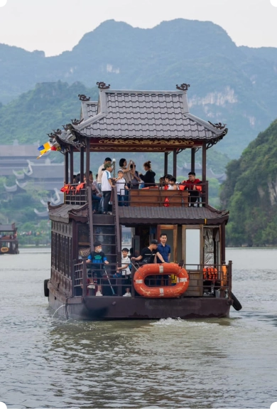 Du thuyền trên hồ Tam Chúc
