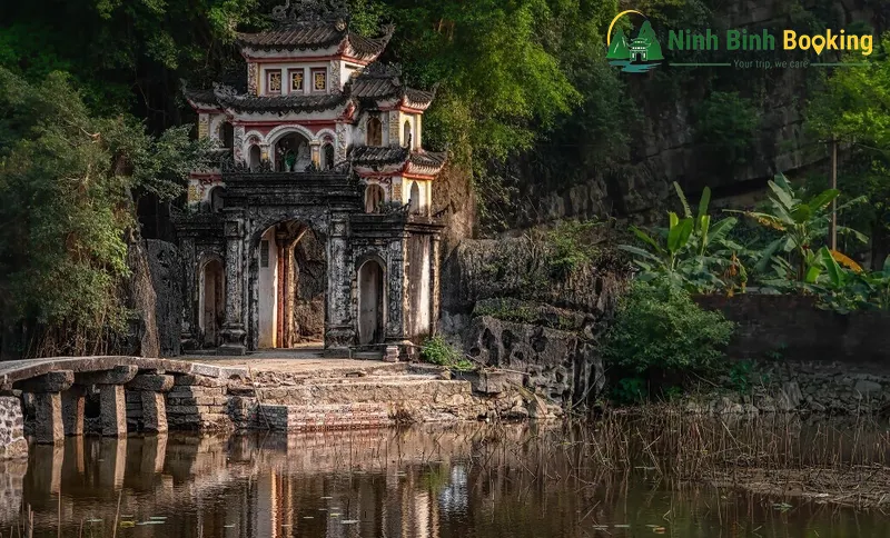 Ch&ugrave;a B&iacute;ch Động