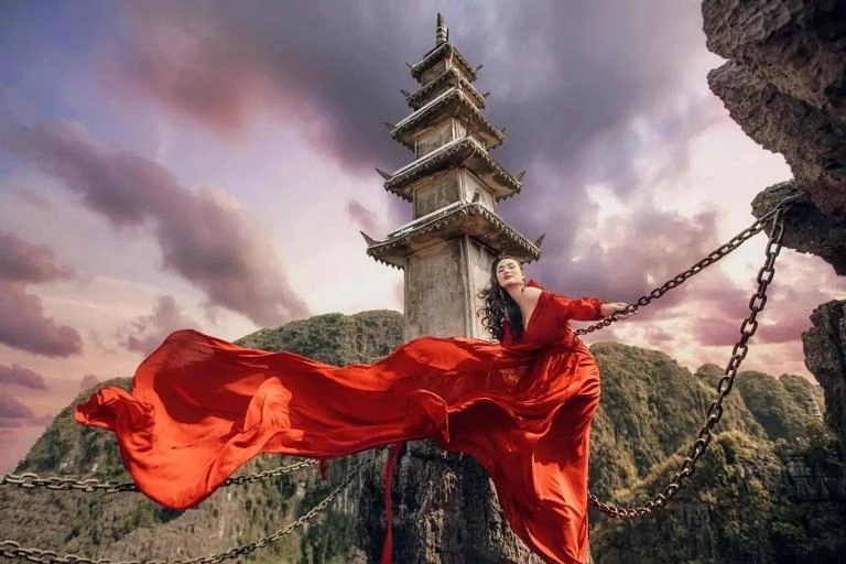 Du kh&aacute;ch c&oacute; thể thỏa sức s&aacute;ng tạo với những tư thế chụp ảnh độc đ&aacute;o, lưu giữ khoảnh khắc đ&aacute;ng nhớ tại Hang M&uacute;a.