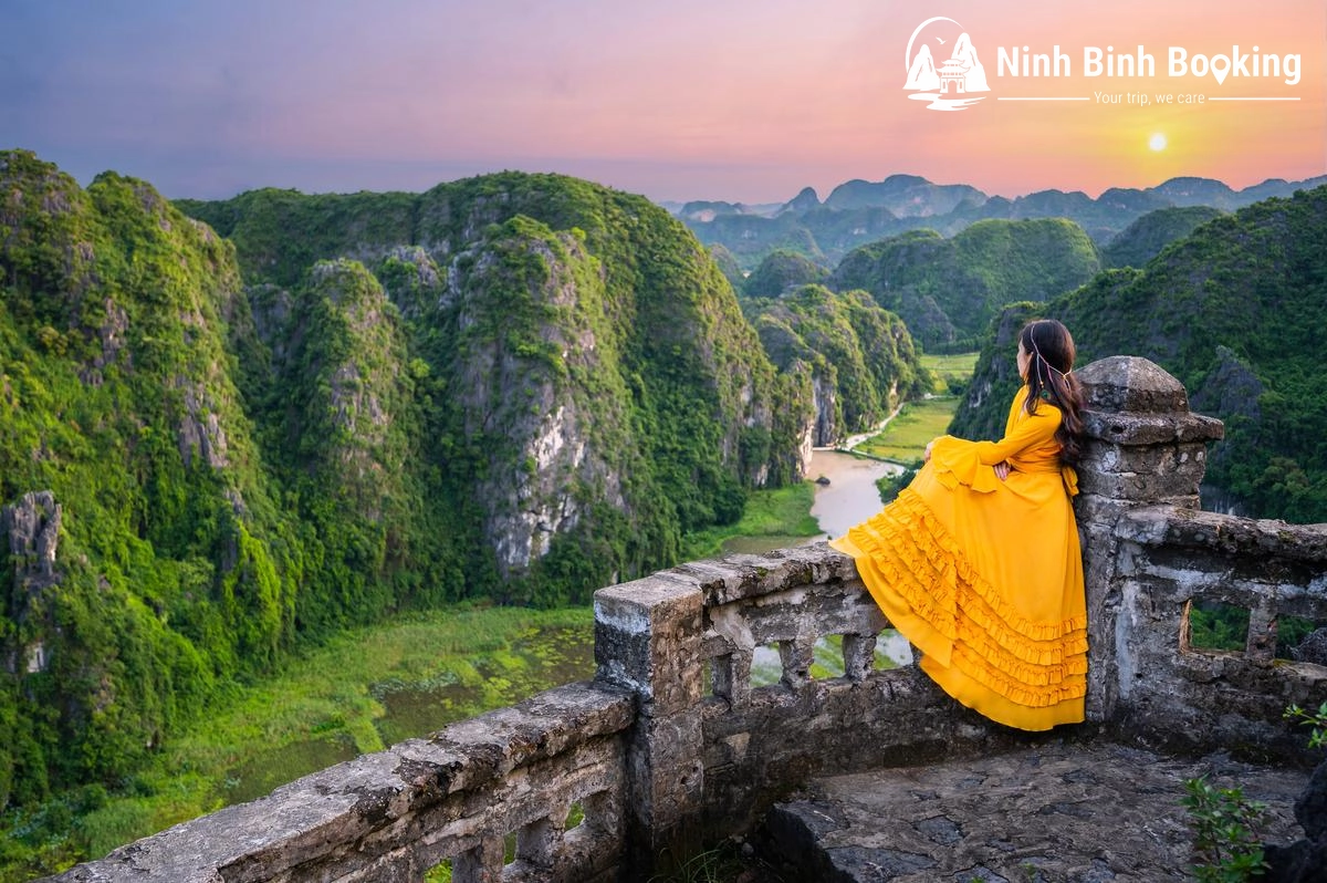 View toàn cảnh Tam Cốc nhìn từ đỉnh Hang Múa