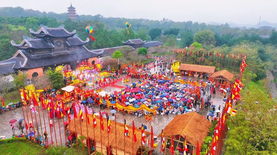 Lễ hội ch&ugrave;a B&aacute;i Đ&iacute;nh