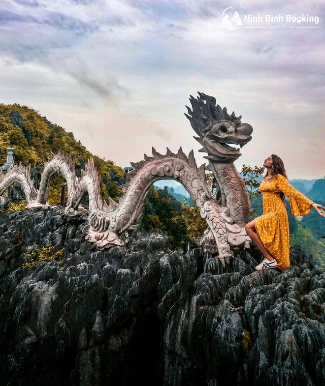 Biểu tượng rồng đá nổi tiếng tại Hang Múa Ninh Bình