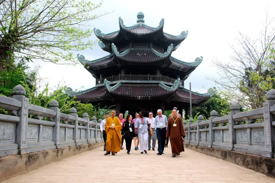 Th&aacute;p chu&ocirc;ng tại ch&ugrave;a B&aacute;i Đ&iacute;nh