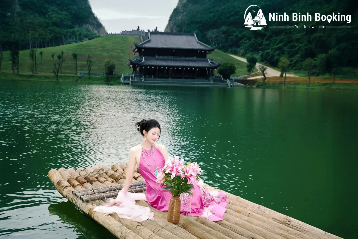 Hồ nước xanh mát giữa khung cảnh núi đá tại Thung Ui