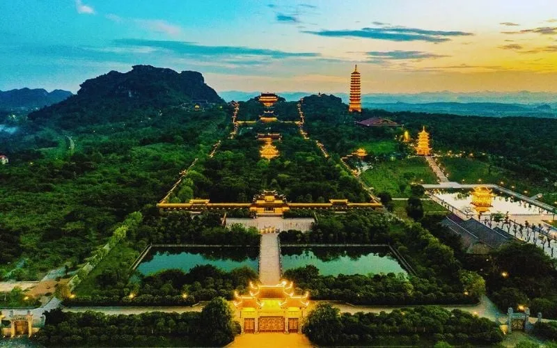 To&agrave;n cảnh ch&ugrave;a B&aacute;i Đ&iacute;nh