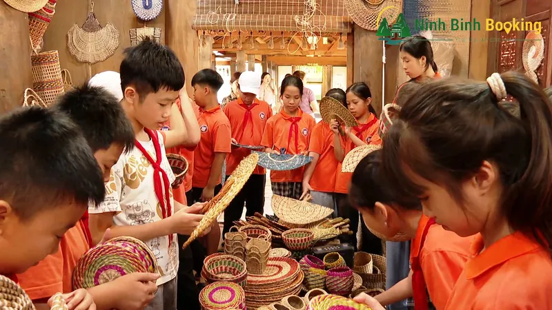 Schüler erleben traditionellen Bastelraum in Tam Coc